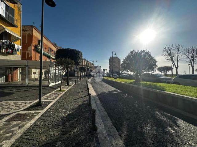 Locale Commerciale in affitto a Rione Ortodonico, Pozzuoli