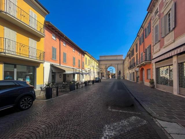 Locale Commerciale in affitto a Castelleone, Lombardia