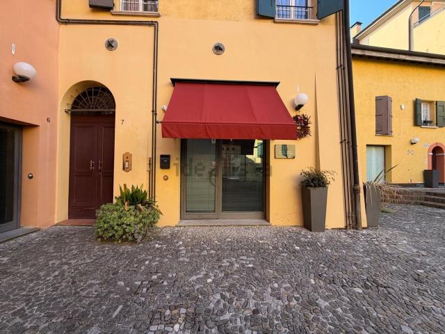 Locale Commerciale in affitto a Unione Alto Ferrarese, Cento