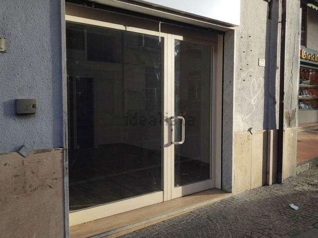 Locale Commerciale in affitto a Atripalda, Campania