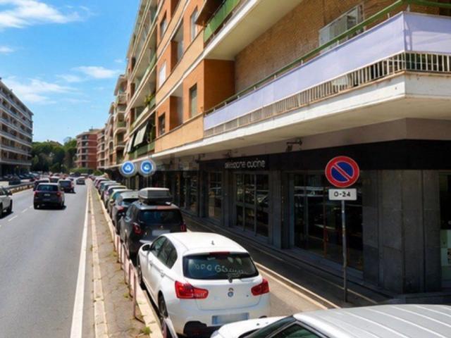 Locale Commerciale in affitto a Municipio Roma XIII, Roma Capitale