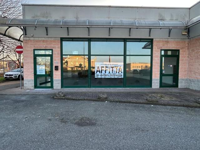 Locale Commerciale in affitto a Fiorenzuola D'arda, Reggio Emilia