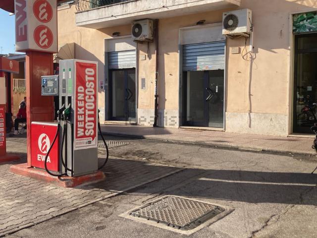 Locale Commerciale in affitto a Municipio Roma XIII, Roma Capitale