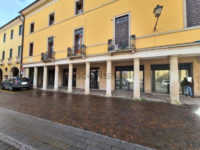 Locale Commerciale in affitto a Cologna Veneta, Veneto