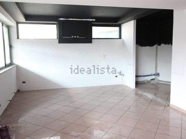 Locale Commerciale in affitto a Vallefoglia, Marche