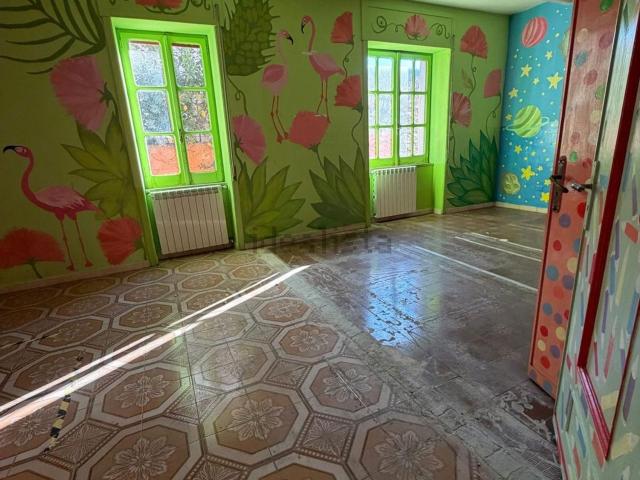 Locale Commerciale in affitto a Parete, Campania
