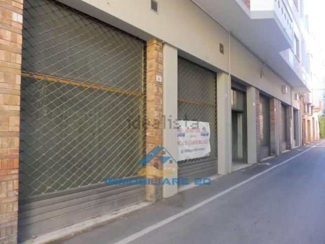 Locale Commerciale in affitto a Scapriano, Teramo