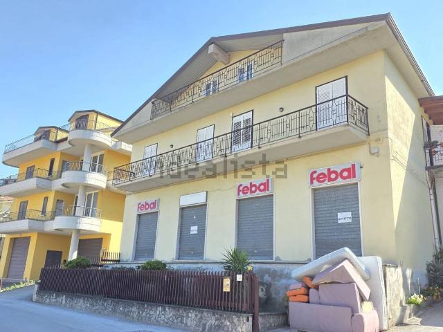 Locale Commerciale in affitto a Castelfranci, Campania