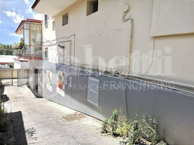 Locale Commerciale in affitto a Municipalità 10, Campania