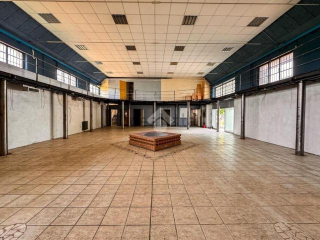 Locale Commerciale in affitto a Crema, Lombardia