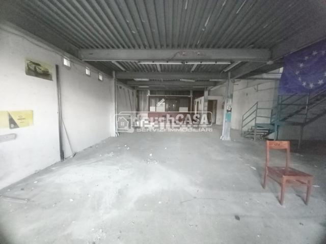 Locale Commerciale in affitto a Bagno d'Aversa, Aversa