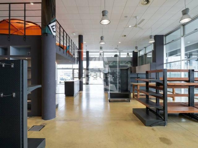 Locale Commerciale in affitto a Cavazzoli, Re