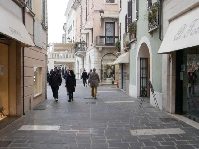 Locale Commerciale in affitto a Desenzano Del Garda, Lombardia