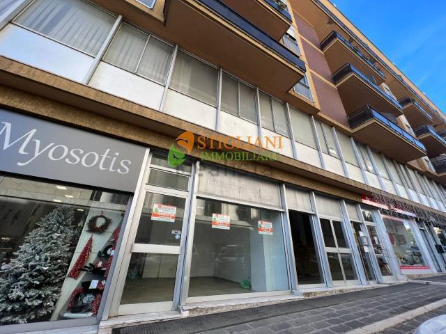 Locale Commerciale in affitto a Campobasso, Molise