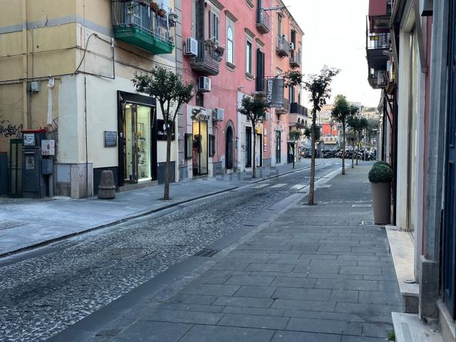 Locale Commerciale in affitto a Rione Ortodonico, Pozzuoli