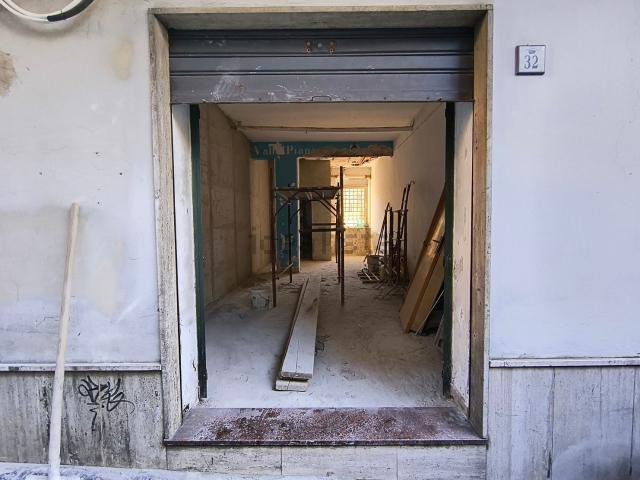 Locale Commerciale in affitto a Giffoni Valle Piana, Campania