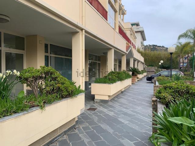 Locale Commerciale in affitto a Ospedaletti, Liguria
