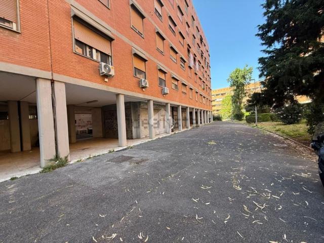 Locale Commerciale in affitto a Municipio Roma IX, Roma Capitale