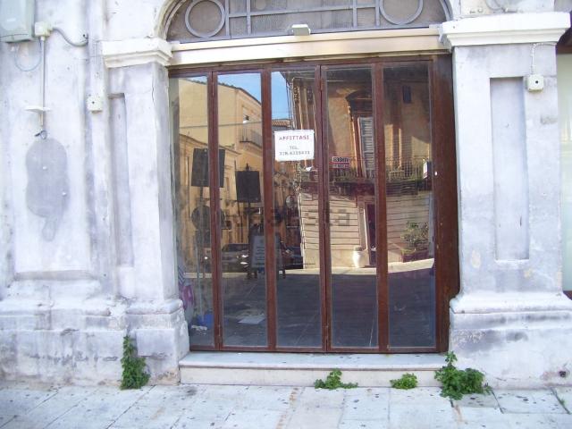 Locale Commerciale in affitto a Ragusa, Cappuccini