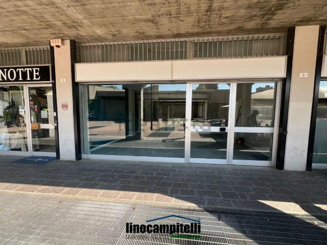 Locale Commerciale in affitto a Cernusco Sul Naviglio, Lombardia