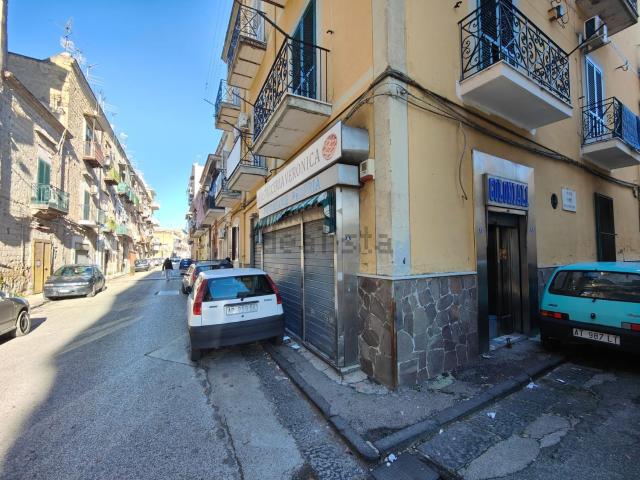 Locale Commerciale in affitto a Municipalità 6, San Giovanni A Teduccio