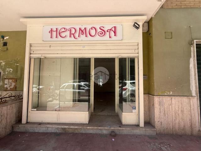 Locale Commerciale in affitto a Astroni, Pianura