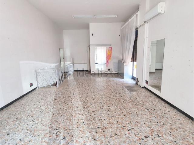 Locale Commerciale in affitto a San Francesco, Marche
