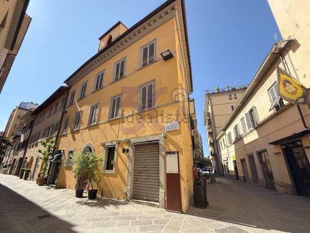 Locale Commerciale in affitto a Palazzo Del Pero, Toscana