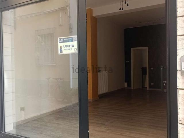 Locale Commerciale in affitto a Centro Storico, Marche
