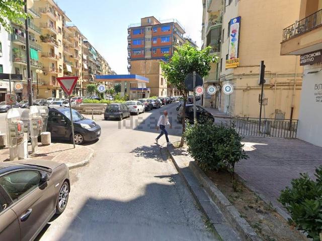 Locale Commerciale in affitto a Salerno, Torrione