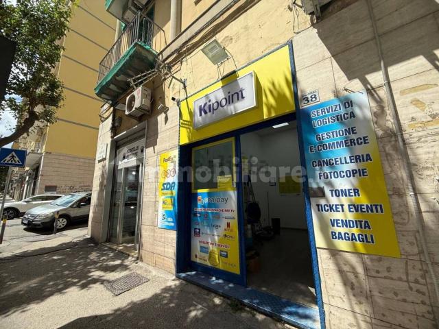 Locale Commerciale in affitto a Municipalità 5, Campania