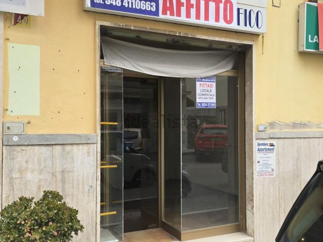 Locale Commerciale in affitto a Mellusi-Atlantici, Benevento