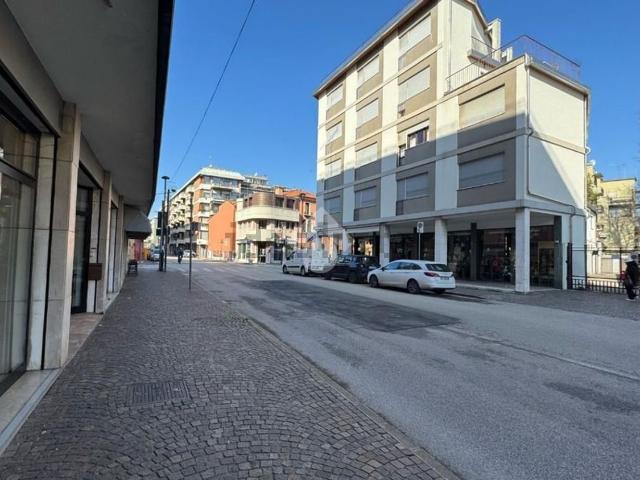 Locale Commerciale in affitto a Mestre-Carpenedo, Venezia
