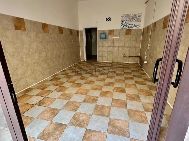Locale Commerciale in affitto a Puglia, Taranto