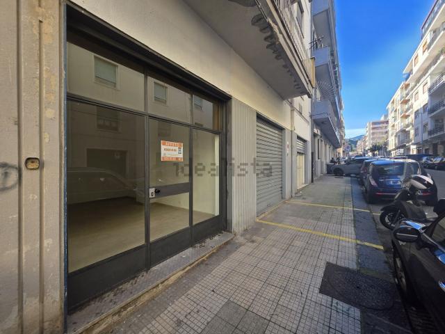 Locale Commerciale in affitto a IV Circoscrizione, Messina