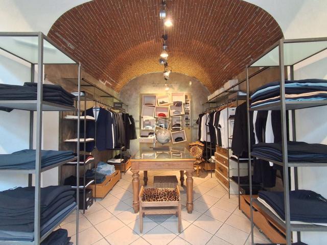Locale Commerciale in affitto a Loano, Liguria