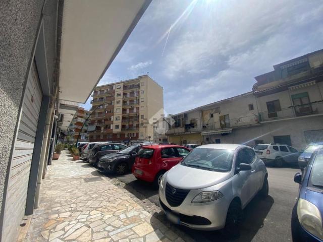 Locale Commerciale in affitto a Municipalità 10, Campania