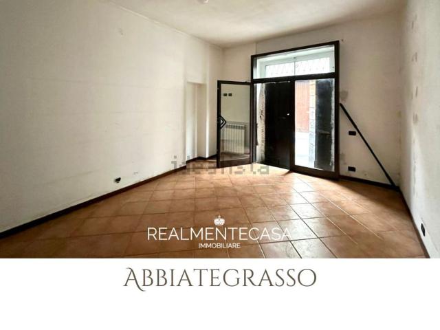 Locale Commerciale in affitto a Abbiategrasso, Lombardia