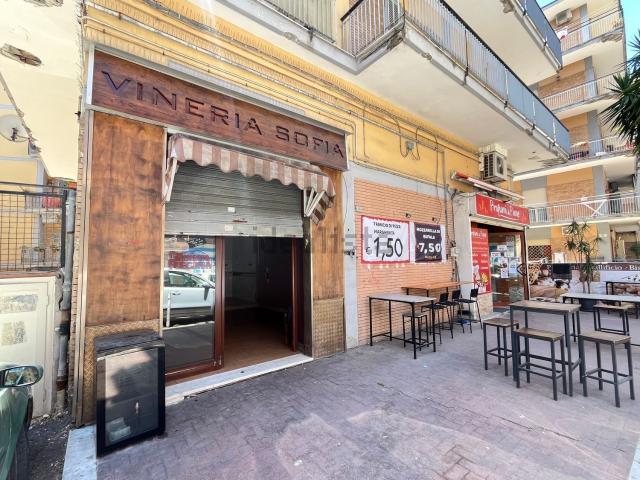 Locale Commerciale in affitto a Rione Ortodonico, Pozzuoli