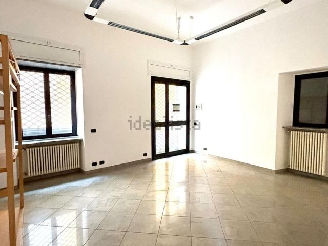 Locale Commerciale in affitto a Cascina del Pè, Olgiate Comasco