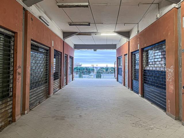 Locale Commerciale in affitto a Borgo Odescalchi, Roma Capitale