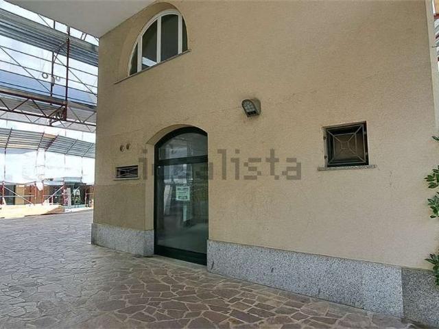 Locale Commerciale in affitto a Volta-Prealpi, Saronno