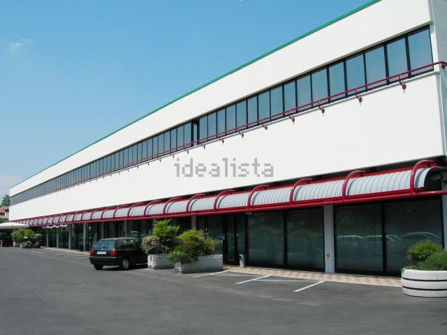 Locale Commerciale in affitto a Paese, Veneto