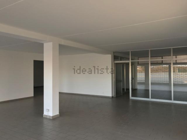 Locale Commerciale in affitto a Pasian Di Prato, Friuli-Venezia Giulia