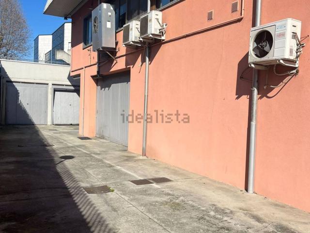 Locale Commerciale in affitto a Dalmine, Lombardia