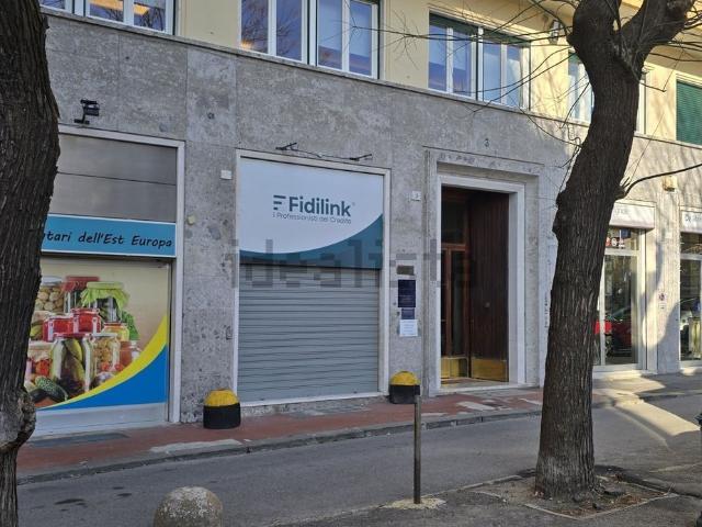 Locale Commerciale in affitto a Centro Est, Serra Riccò