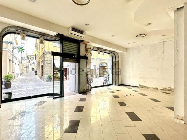 Locale Commerciale in affitto a Piemonte, Alessandria
