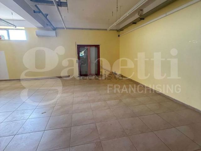 Locale Commerciale in affitto a Calabria, Catanzaro