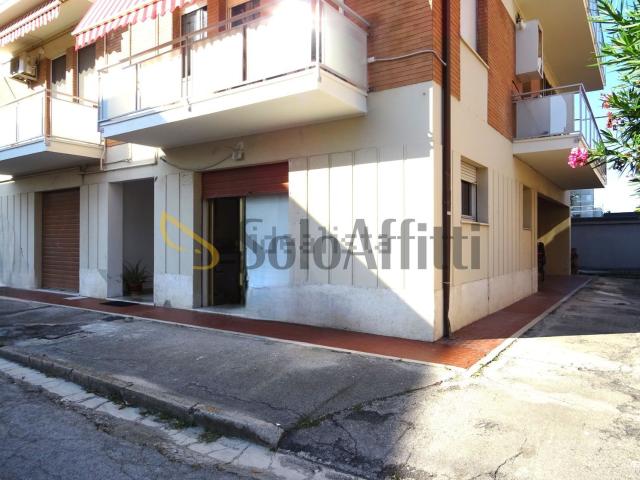 Locale Commerciale in affitto a Borgo Molino, Marche