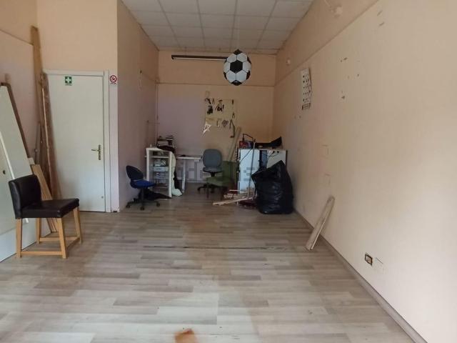 Locale Commerciale in affitto a San Frediano a Settimo, Cascina